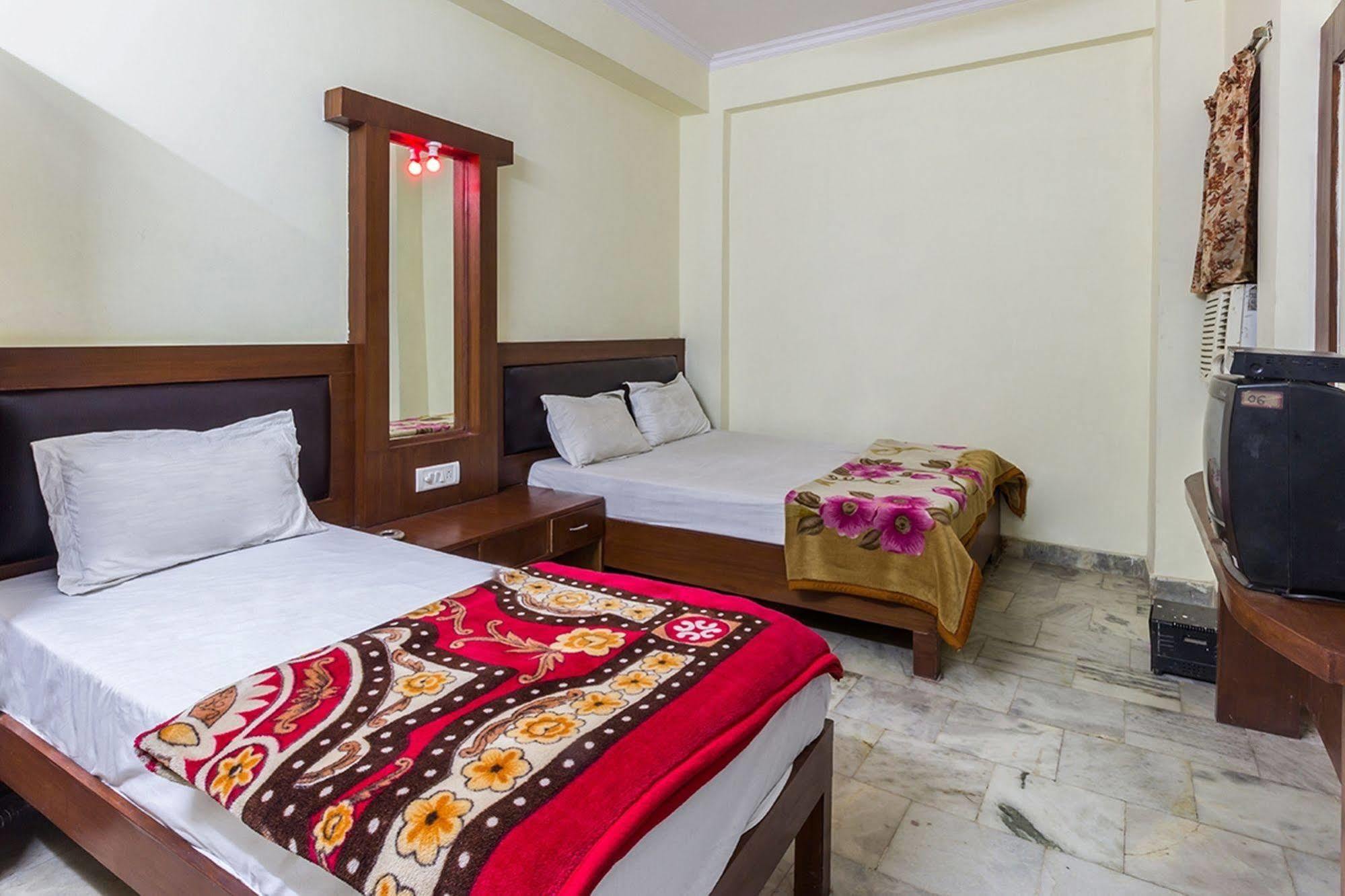 Sahara International Deluxe Hotel New Delhi Buitenkant foto